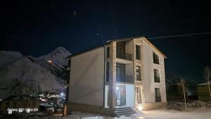 カズベギにあるKazbegi 4Uの白い建物(夜間はバルコニー付)