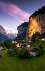 eine kleine Stadt vor einem Berg in der Unterkunft Komfortabel, Perfekte Lage, neue Wohnung, gratis P in Lauterbrunnen