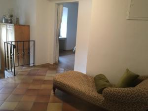 uma sala de estar com um sofá e piso em azulejo em Apartment Maximilian em Fiè