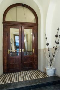 een toegang tot een gebouw met een houten deur bij Apartamenty Gołębia 3 in Krakau