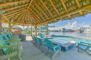een patio met stoelen, een tafel en een zwembad bij Livin' the Dream in Galveston