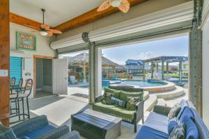 een patio met een bank, stoelen en een zwembad bij Livin' the Dream in Galveston