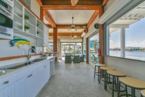 een keuken met barkrukken en uitzicht op het water bij Livin' the Dream in Galveston