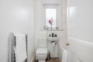 Koupelna v ubytování 4 Bed House - Sleeps 8 - Garden - Parking - Wifi