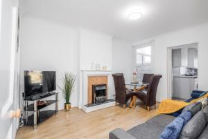 Posezení v ubytování 4 Bed House - Sleeps 8 - Garden - Parking - Wifi