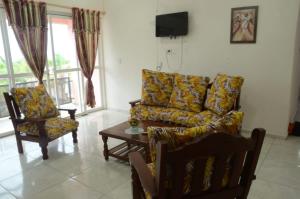 ein Wohnzimmer mit einem Sofa und einem Tisch in der Unterkunft Apartamentos El Mirador in El Carmen