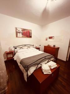 a bedroom with a bed and a table with towels at Appartamento tra Aeroporto DaVinci e Fiera di Roma in Fiumicino