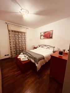 una camera con un grande letto e due tavoli di Appartamento tra Aeroporto DaVinci e Fiera di Roma a Fiumicino