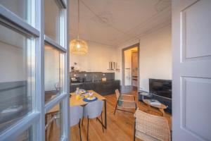 een eetkamer en een keuken met een tafel en stoelen bij Feel Porto Antique Poveiros Flats in Porto