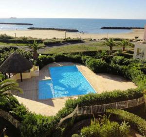 widok na basen i plażę w obiekcie SAVANNA BEACH I Joli T2 avec vue mer piscine Cap d'Agde w Cap d'Agde