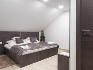 A bed or beds in a room at Andoravendégház - Villány