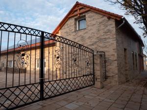 The building in which a vendégházakat is located