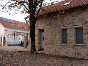 The building in which a vendégházakat is located