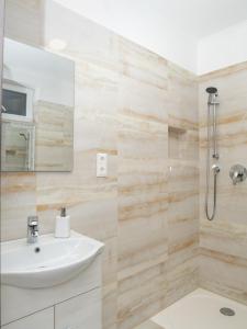 A bathroom at Andoravendégház - Villány