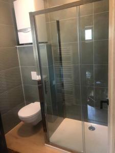 Le cabanon في هوفاليز: حمام مع مرحاض ودش زجاجي