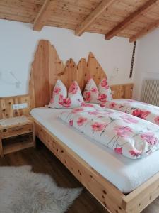 a bed with a wooden headboard in a room at Gspoi-Hof in Laion
