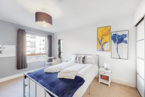 a white bedroom with a bed and a window at Lovely 1 bed apartment in Streatham in London