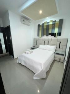 内科克利Hotel Costa Norte的白色卧室配有一张白色的大床