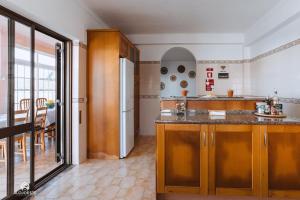 聖克魯斯的住宿－Puerto Raval - 5 Bedrooms - BBQ & Garden，厨房配有木制橱柜和台面