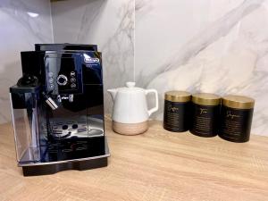 Zestaw do parzenia kawy i herbaty w obiekcie ŻOLI STORK APARTMENTS - Hubnera 1