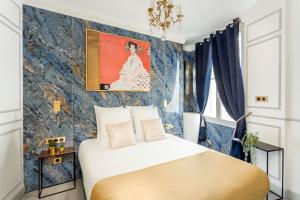 - une chambre avec un lit et un mur bleu dans l'établissement Luxury 5 Bedrooms 3 Bathrooms Apartment - Opera, à Paris