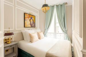 - une chambre avec un lit blanc et une fenêtre dans l'établissement Luxury 5 Bedrooms 3 Bathrooms Apartment - Opera, à Paris