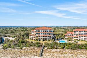 uma vista aérea de um resort com uma piscina em Sandcastle Villas 215-216 em Fernandina Beach