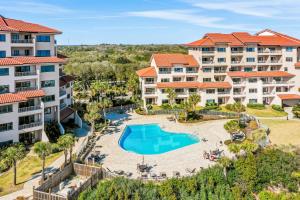 uma vista aérea de um complexo de apartamentos com uma piscina em Sandcastle Villas 215-216 em Fernandina Beach