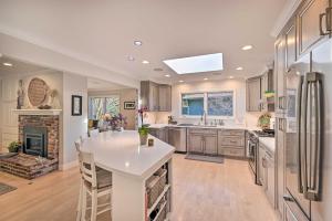 eine Küche mit einer weißen Insel und einem Kamin in der Unterkunft Novato Getaway Pool, Hot Tub, Near SF Bay! in Novato