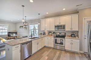 Een keuken of kitchenette bij Durham Vacation Rental Near Duke University