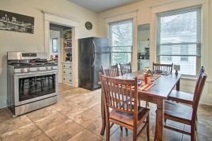 Il comprend une cuisine équipée d'une table, de chaises et d'une cuisinière. dans l'établissement Charming Bloomington Apt with Walkable Location, à Bloomington