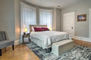 1 dormitorio con 1 cama, 1 silla y ventanas en Charming Bloomington Apt with Walkable Location, en Bloomington
