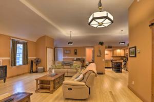 uma sala de estar com um sofá e uma mesa em Pet-Friendly Upstate New York Vacation Rental em Rushville