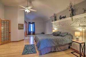 um quarto com uma cama e uma ventoinha de tecto em Pet-Friendly Upstate New York Vacation Rental em Rushville
