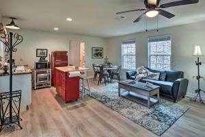 un salon avec un canapé et une table dans l'établissement Cozy Demorest Cottage with Private Fishing Lake, à Demorest