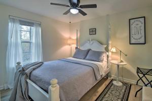 une chambre avec un lit avec un ventilateur de plafond dans l'établissement Cozy Demorest Cottage with Private Fishing Lake, à Demorest
