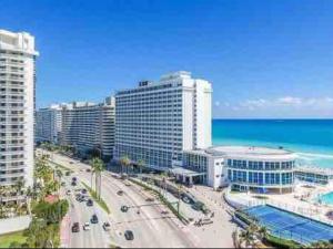Una vista de una ciudad con el océano y edificios. en 11th - Seven Heaven Miami- Unforgettable Ocean Front- Free Parking, en Miami Beach