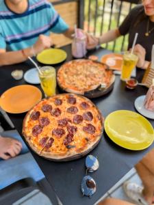 Dos pizzas sentadas sobre una mesa en Kandy City View, en Kandy