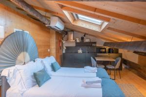 een slaapkamer met een groot wit bed en een keuken bij Feel Porto Antique Poveiros Flats in Porto