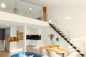 una escalera en una casa con mesa y sillas en Burgo House en Trancoso