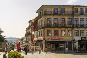 een gebouw op een straat waar mensen voor lopen bij Feel Porto Antique Poveiros Flats in Porto