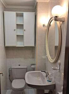 Un baño con inodoro, lavabo y espejo. en Imperial, 9, en Salamanca 39 fotos más