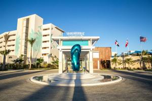 ein Gebäude mit einer blauen Rutsche in der Mitte einer Straße in der Unterkunft Margaritaville Island Reserve Cap Cana Hammock - An Adults Only All-Inclusive Experience in Punta Cana