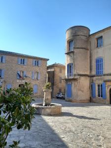 een oud gebouw met een fontein ervoor bij La Vita Dolce, Luberon in Grambois