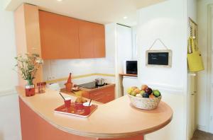 a kitchen with a counter with a bowl of fruit on it at Center Parcs Le Lac d’Ailette in Chamouille