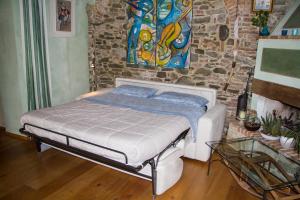 1 cama en una habitación con un cuadro en la pared en Residenza Fra Le Torri - Charme & Art Gallery Home, en Arezzo