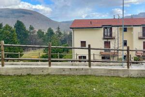 una recinzione di legno di fronte a una casa di Maison Bruno a Pescocostanzo