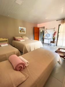 um quarto de hotel com duas camas com toalhas em Pousada e Bistrô Estância Monte Horebe em Mulungu