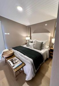 ein Schlafzimmer mit einem großen Bett und einem Tisch in der Unterkunft Cabañas de Montaña Armonías Lodge in Los Molles