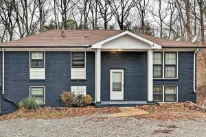 アンティオークにあるModern Nashville Home about 10 Mi to Music Rowの青い屋根